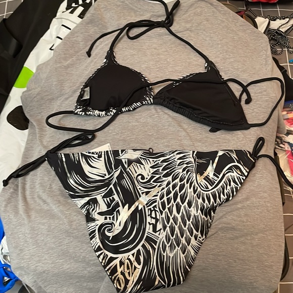 Rare fox bikini ! - Picture 2 of 3